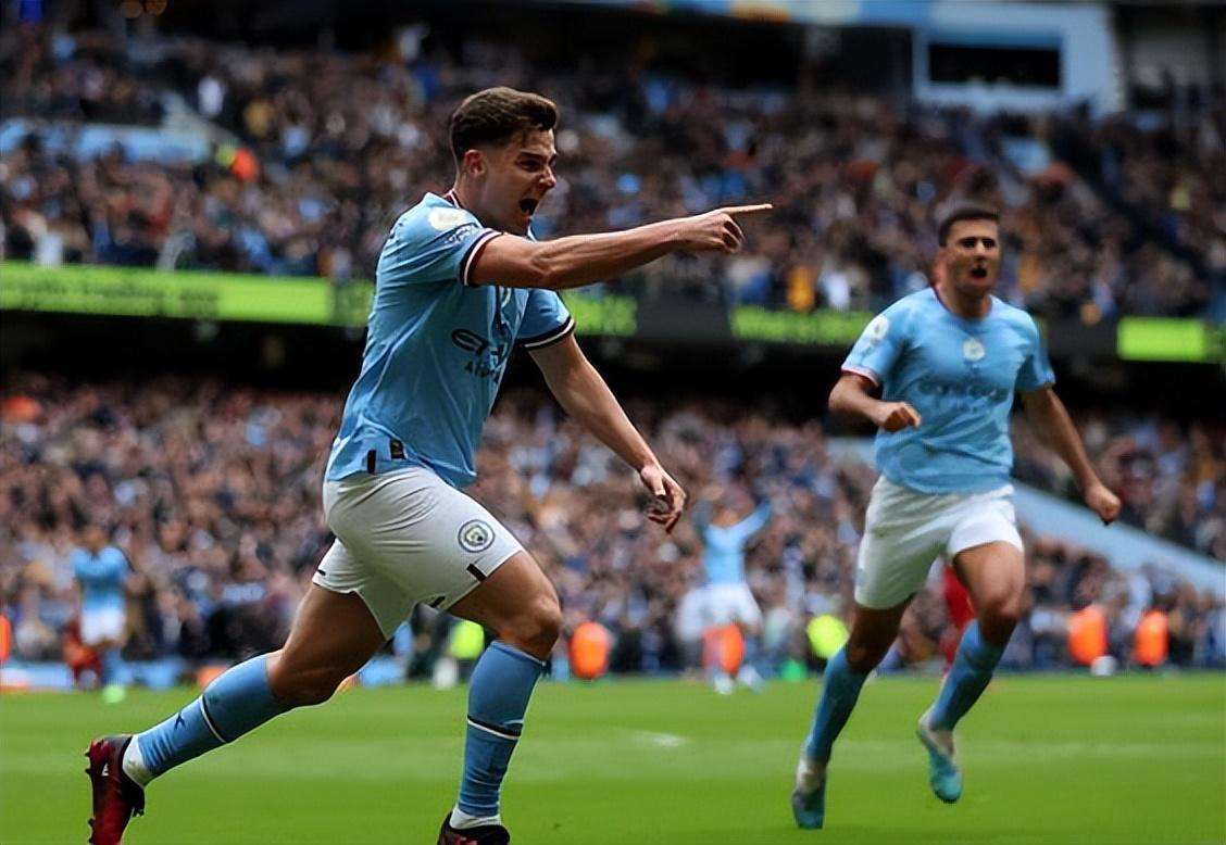 感谢俱乐部，U16国少球员身穿各自俱乐部训练服拍摄全家福（致谢各俱乐部，U16国少球员穿本队训练服拍全家福）