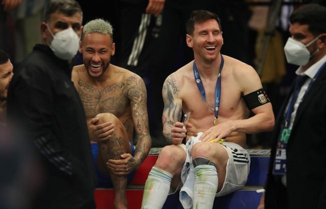 足球这项运动陪伴了我整个初高中，今天我十八岁了，...（十八岁这天，回望与足球同行的初高中岁月）