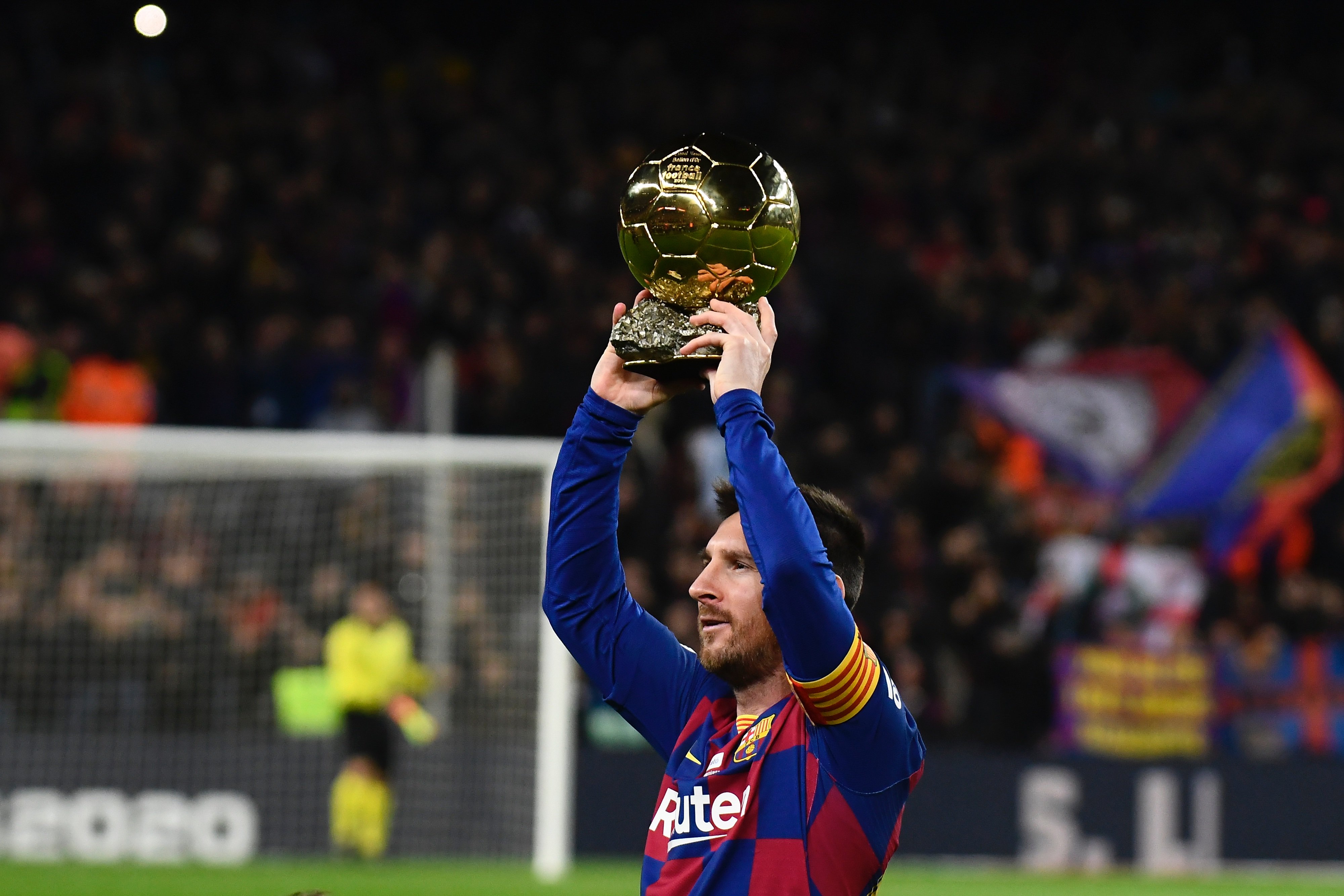 上海U20男足队员失利后哭成一片，徐根宝：哭什么？责任在我（上海U20男足败阵众将落泪，徐根宝：别哭，责任我扛）