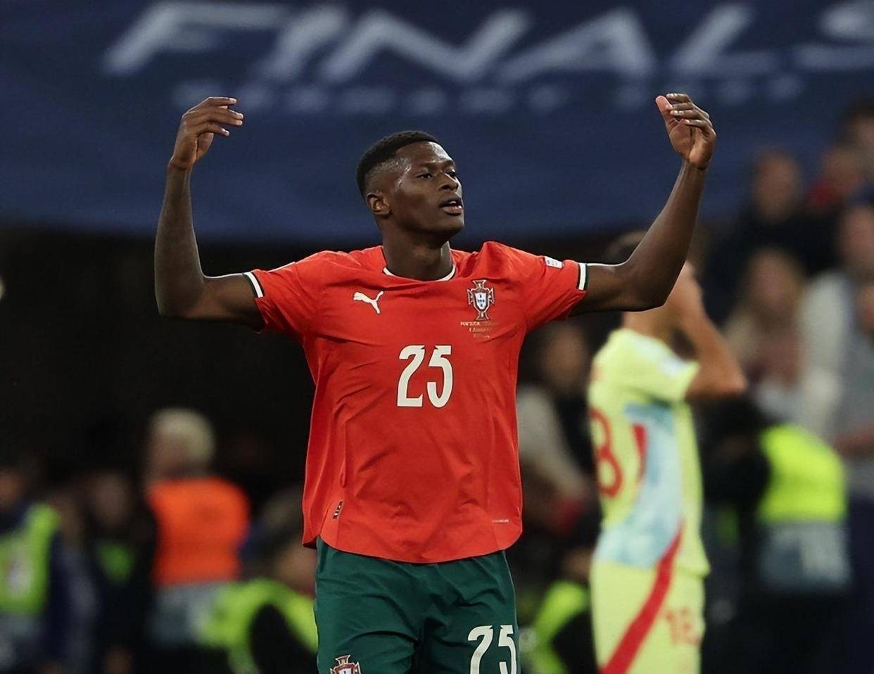 尤文vs乌迪内斯：伊尔迪兹、乔纳森-戴维首发，麦肯尼出战（尤文迎战乌迪内斯：伊尔迪兹、乔纳森-戴维首发，麦肯尼在列）