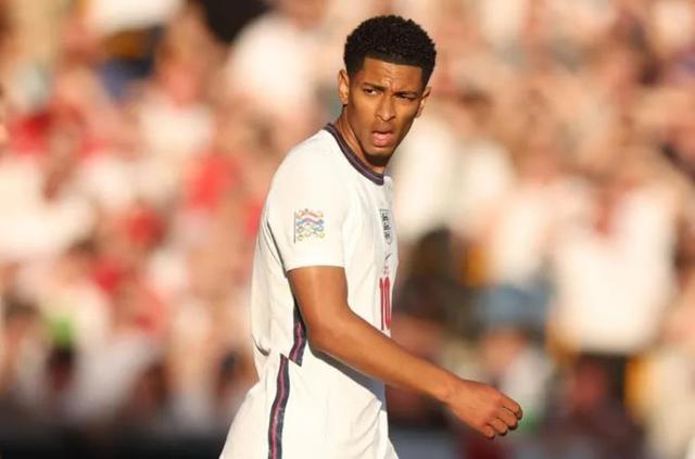 为庆祝美加墨世界杯，与刺客足球鞋融合设计的科8将进行复刻